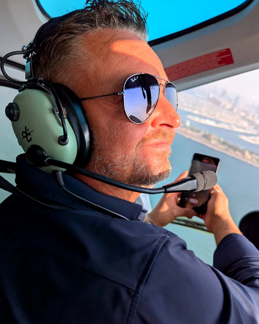 Bjoern im Helikopter
